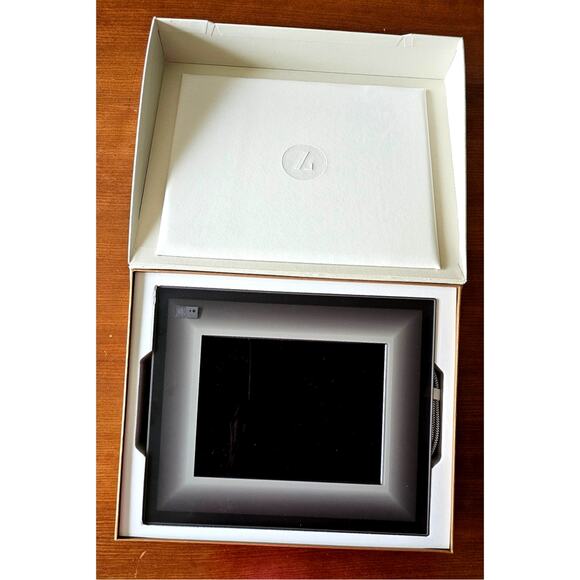 Aura Digital Photo Picture  Display 11 inch frame, 6 inch display - Picture 1 of 8